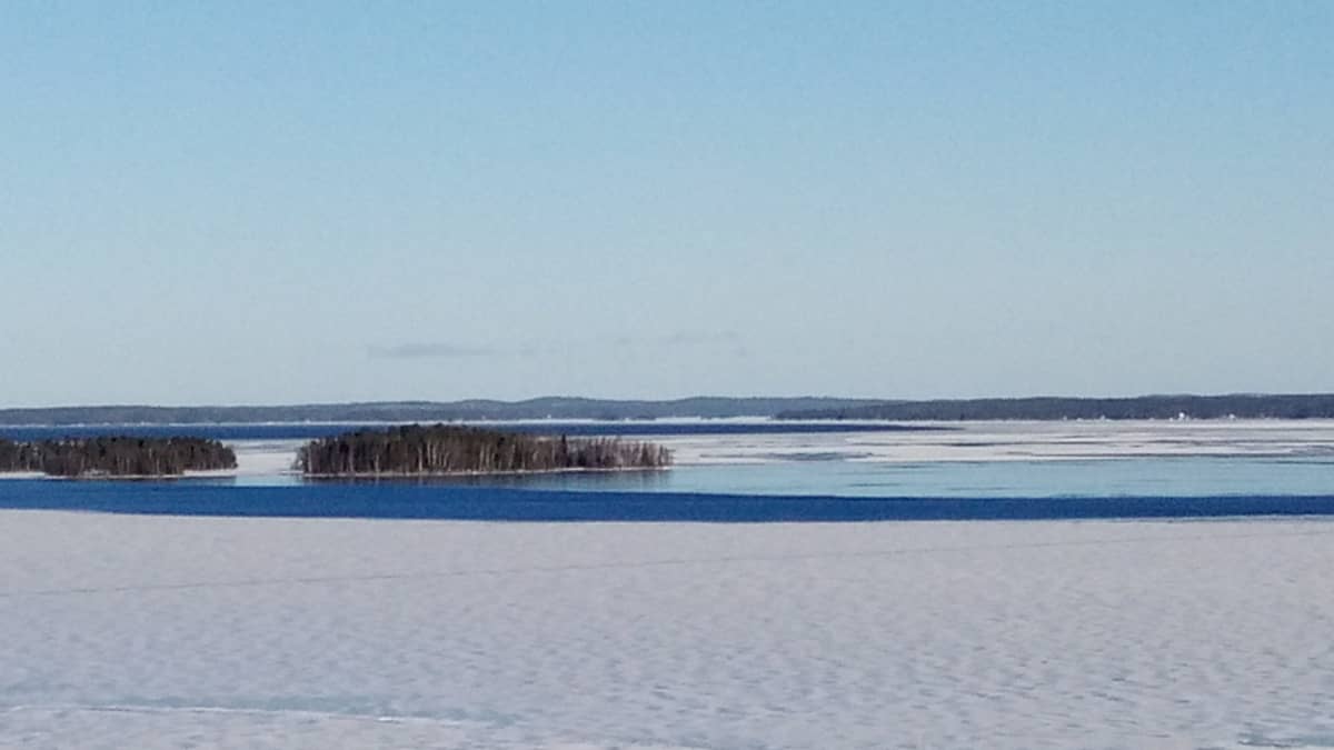 Torstaina järvi ei ollut ihan vielä jäätynyt 