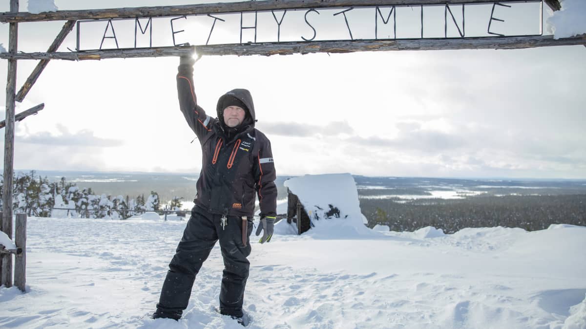 Kari Sunnela Lampivaaran ametistikaivoksen sisäänkäynnillä.
