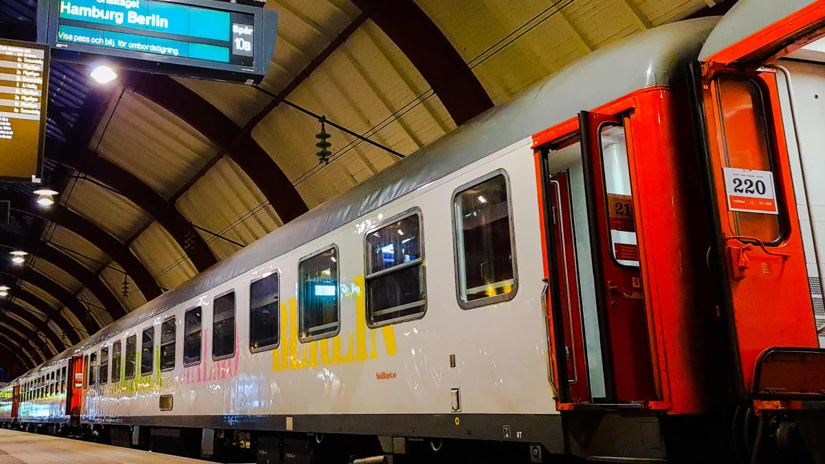 Ruotsalaisen Snälltåget-yhtiön yöjuna lähdössä Malmön asemalta Hampurin kautta Berliiniin.