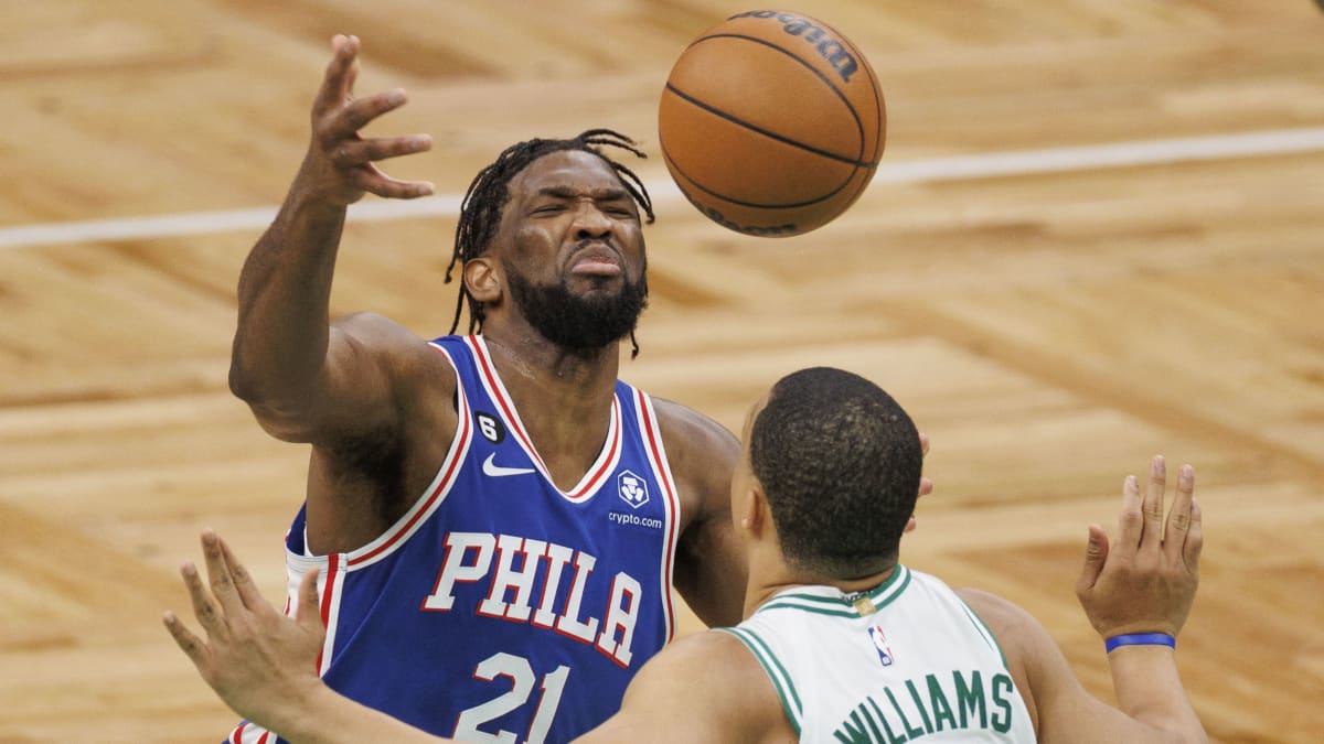 Philadelphian NBA-pelaaja Joel Embiid taistelee pallosta Bostonin Grant Williamsin kanssa.