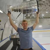 Artturi Lehkonen nosteli Stanley Cup -pokaalia Varissuon jäähallissa