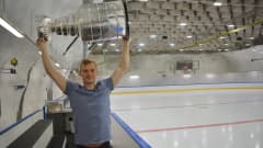 Artturi Lehkonen nosteli Stanley Cup -pokaalia Varissuon jäähallissa