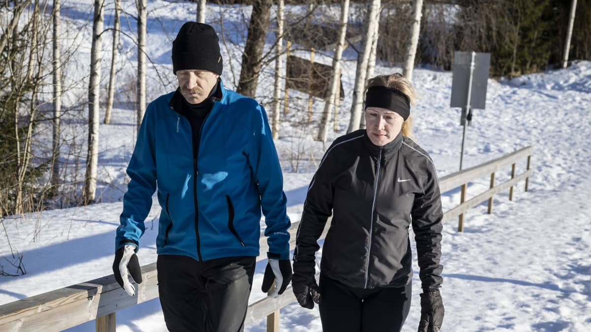 Jukka Hynynen ja Minna Hänninen-Koskela kuntoportaissa talvella.
