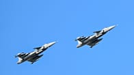 Kaksi Saab JAS 39 Gripen -hävittäjää taivaalla.