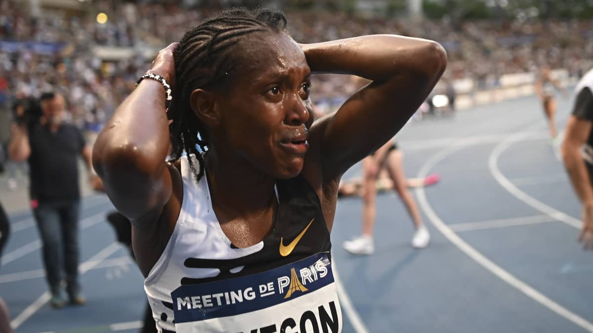 Faith Kipyegon äimänä juostuaan 5 000 metrin uuden ME-ajan.