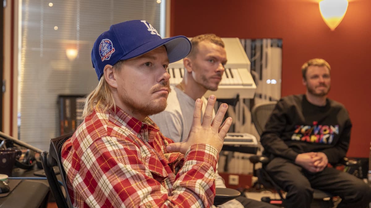JVG rap-duon Wille Galle, tuottaja Antti Rzy Riihimäki ja tuottaja Jukka Immonen Helsingin Punavuoressa olevalla Fried-studiolla.