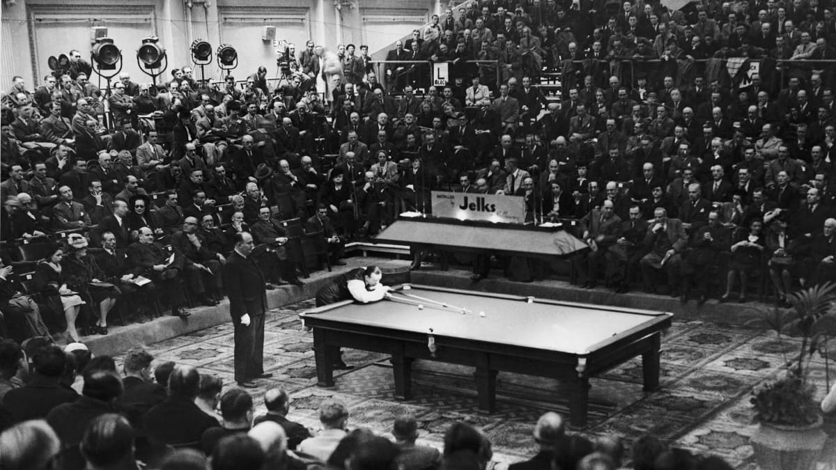 Joe Davis osallistui viimeistä kertaa snookerin MM-turnaukseen vuonna 1946. Hän voitti 15. maailmanmestaruutensa kaatamalla Lontoossa lähes kaksi viikkoa pelatussa finaalissa australialaisen Horace Lindrumin erin 78–67.
