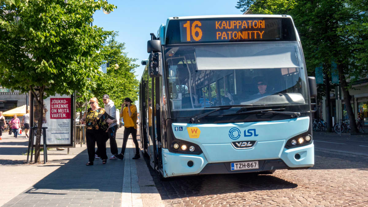 Bussi pysäkillä Lahden Aleksanterinkadulla.