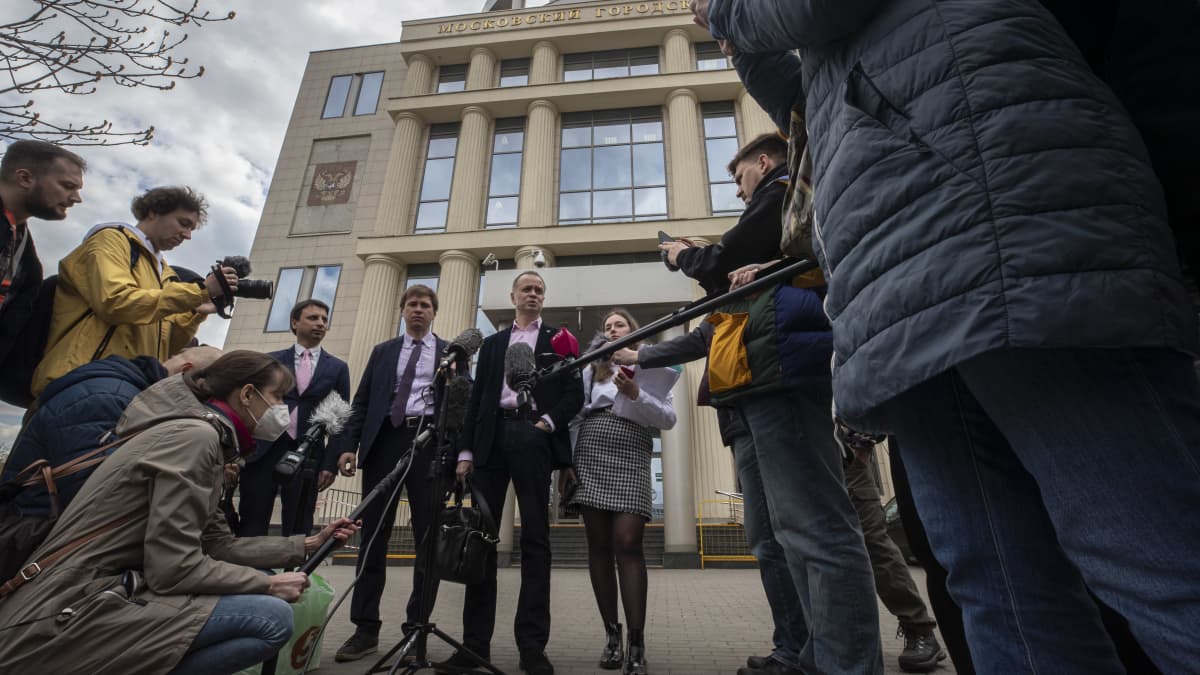 Ivan Pavlov (kesk. mikrofonin edessä) puhui tiiminsä kanssa moskovalaisen tuomioistuimen edessä medialle. Oikeudessa käsiteltiin Navalnyin tukiverkoston julistamista äärijärjestöksi.