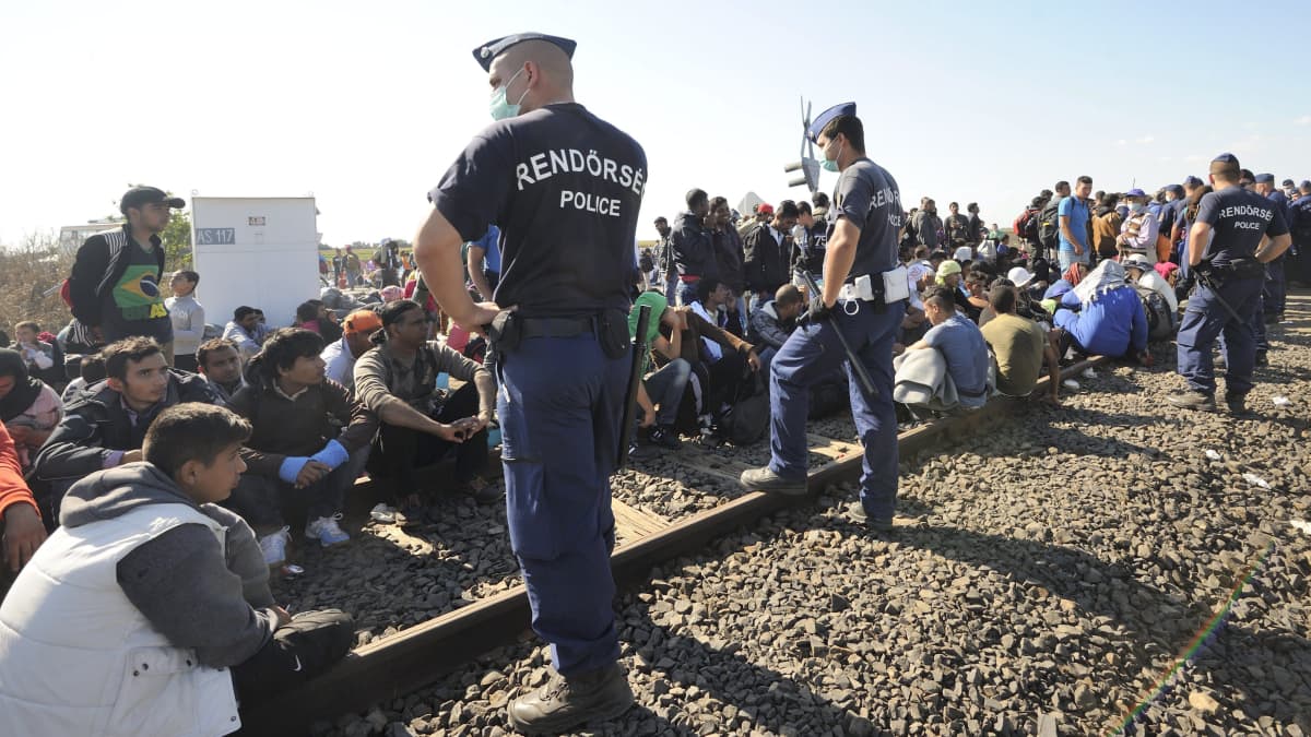 Poliisi vartioi Serbiasta Unkariin saapuneita turvapaikanhakijoita syyskuussa 2015.