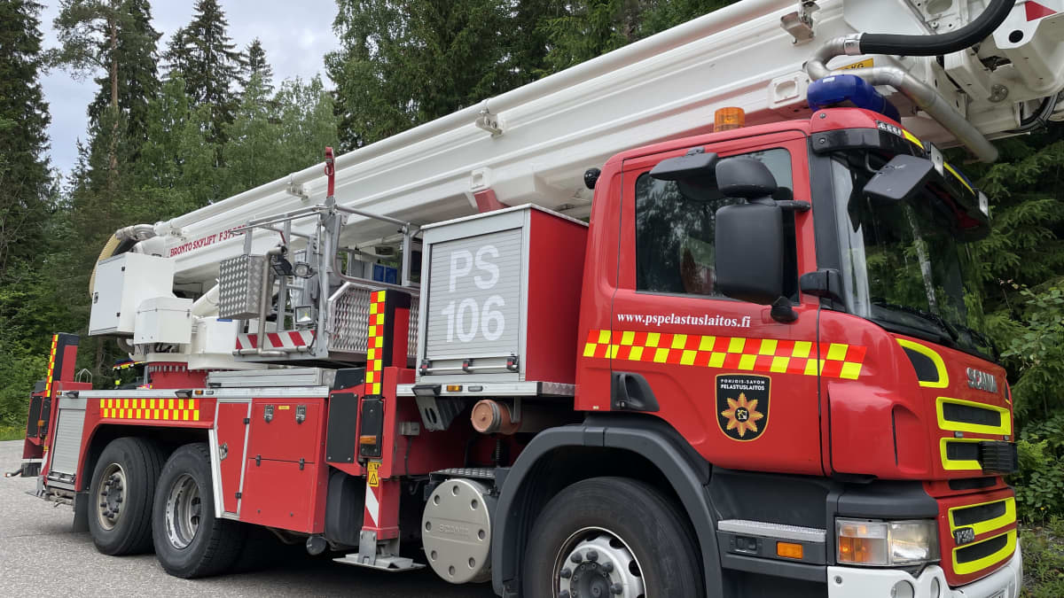 Pohjois-Savon pelastuslaitoksen nostolava-auto