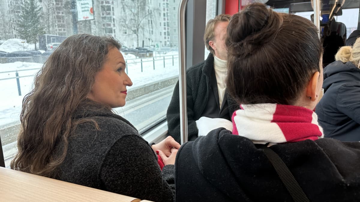 Anna-Kaisa Ikonen katsoo oikealle.