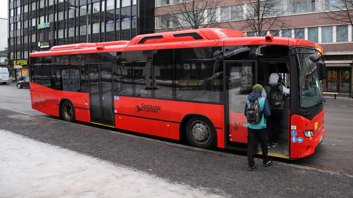 Koululaisia menossa paikallisbussin kyytiin Mikkelin torilla.