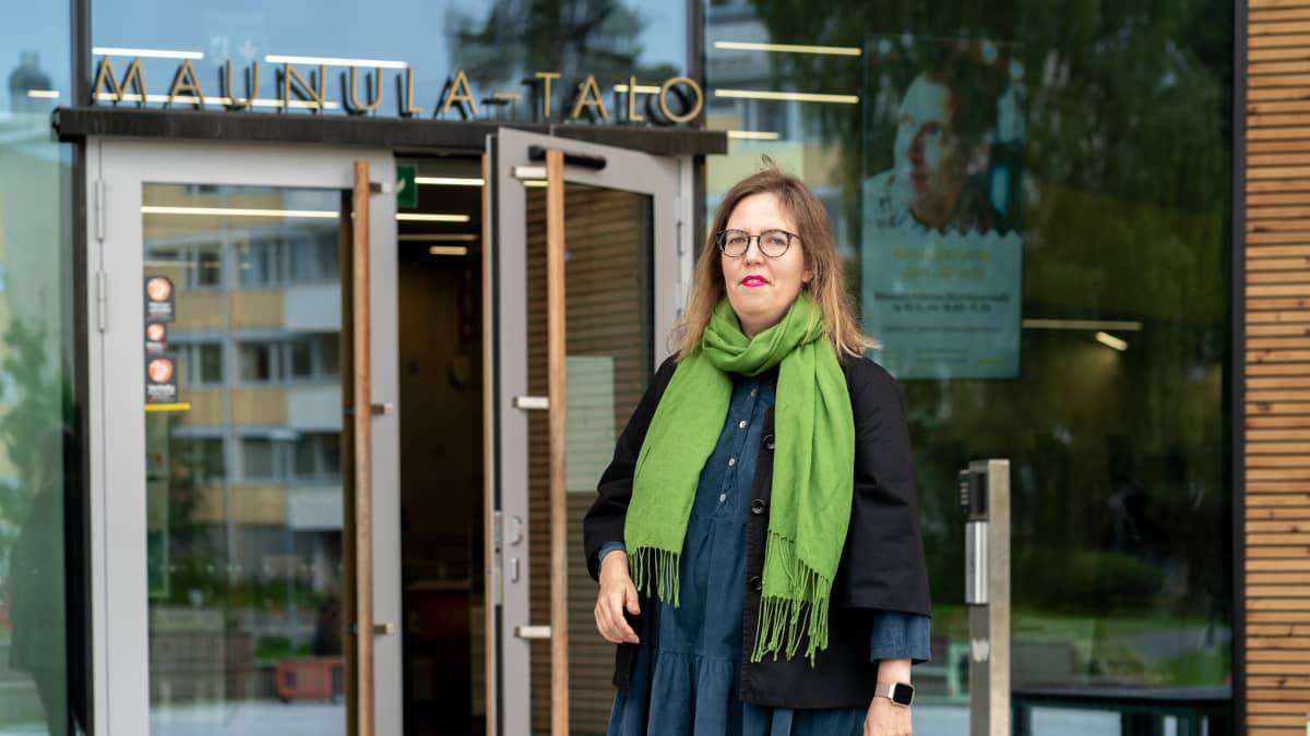 Valtio-opin dosentti Emilia Palonen maunula-talon edustalla.