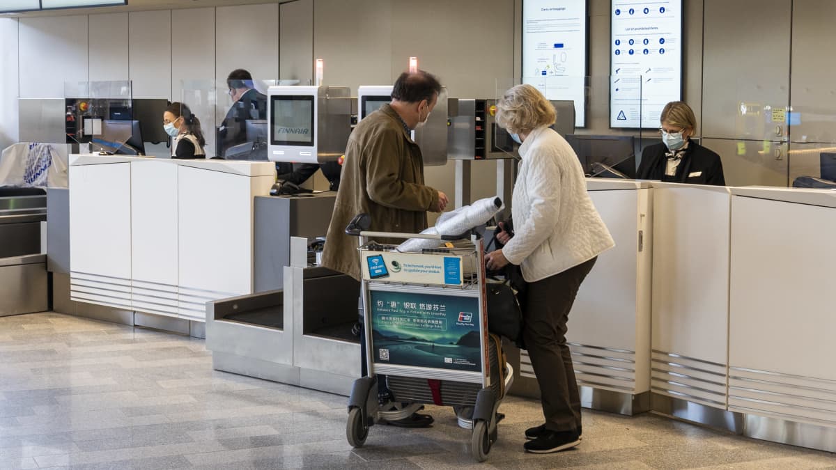 Helsinki-Vantaan lentoasema, uusi terminaali, matkustajia Finnairin lähtöselvityksessä.