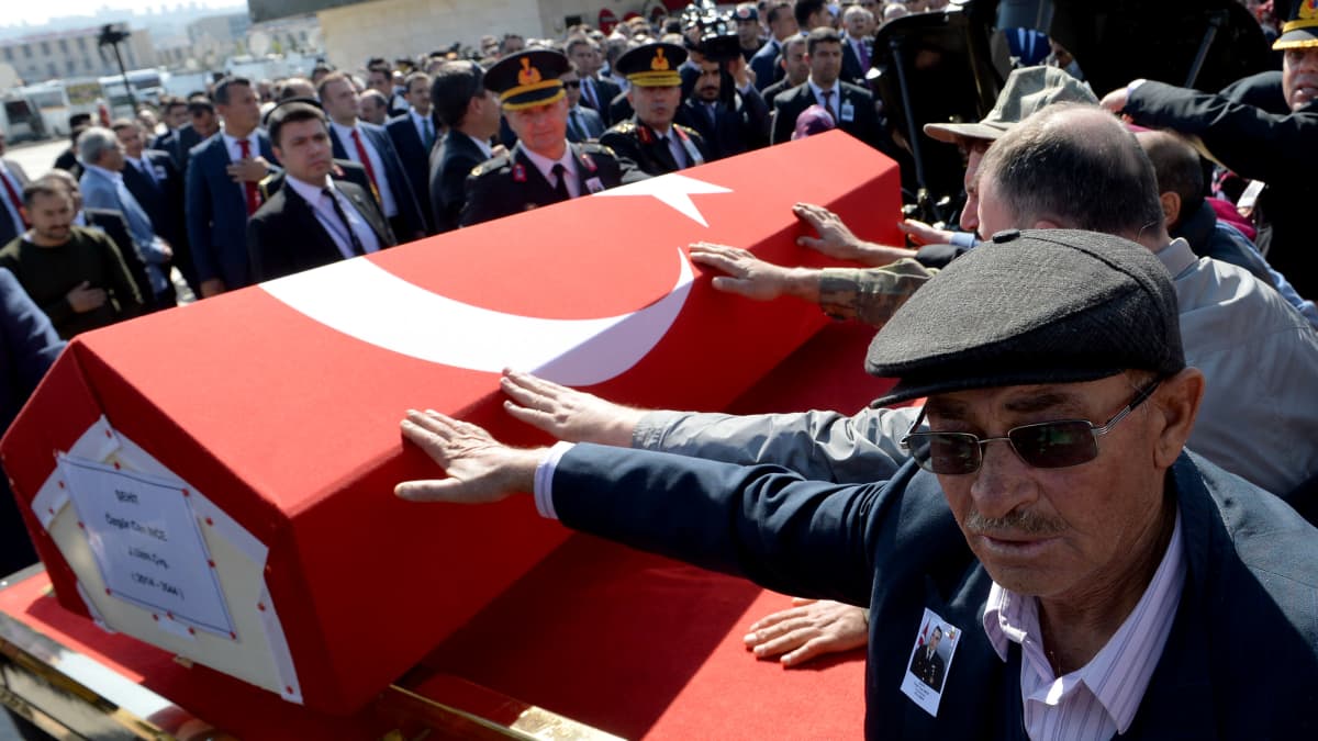 PKK:n iskussa kuolleen turkkilaissotilaan hautajaiset lokakuussa 2018.