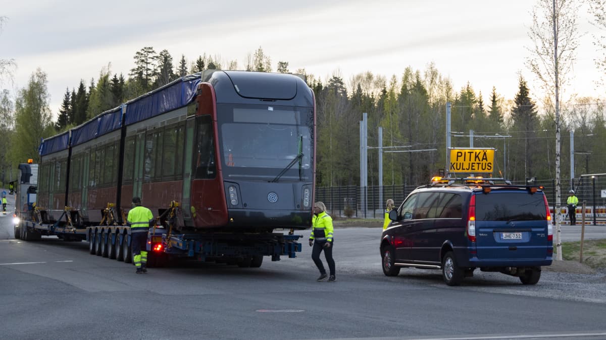 Ensimmäinen raitiovaunu saapuu Tampereen Ratikan varikolle