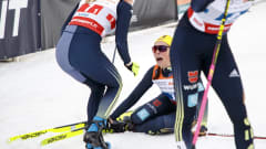 Coletta Rydzek makaa maassa, Laura Gimmler tuulettaa.