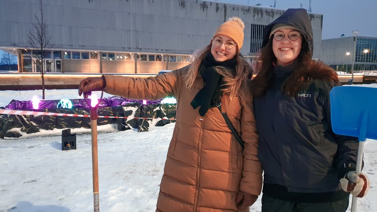 Eeva Ojala ja Janita Jämsén valmistelevat uudenvuoden juhlaa Oulun kauppatorilla. 