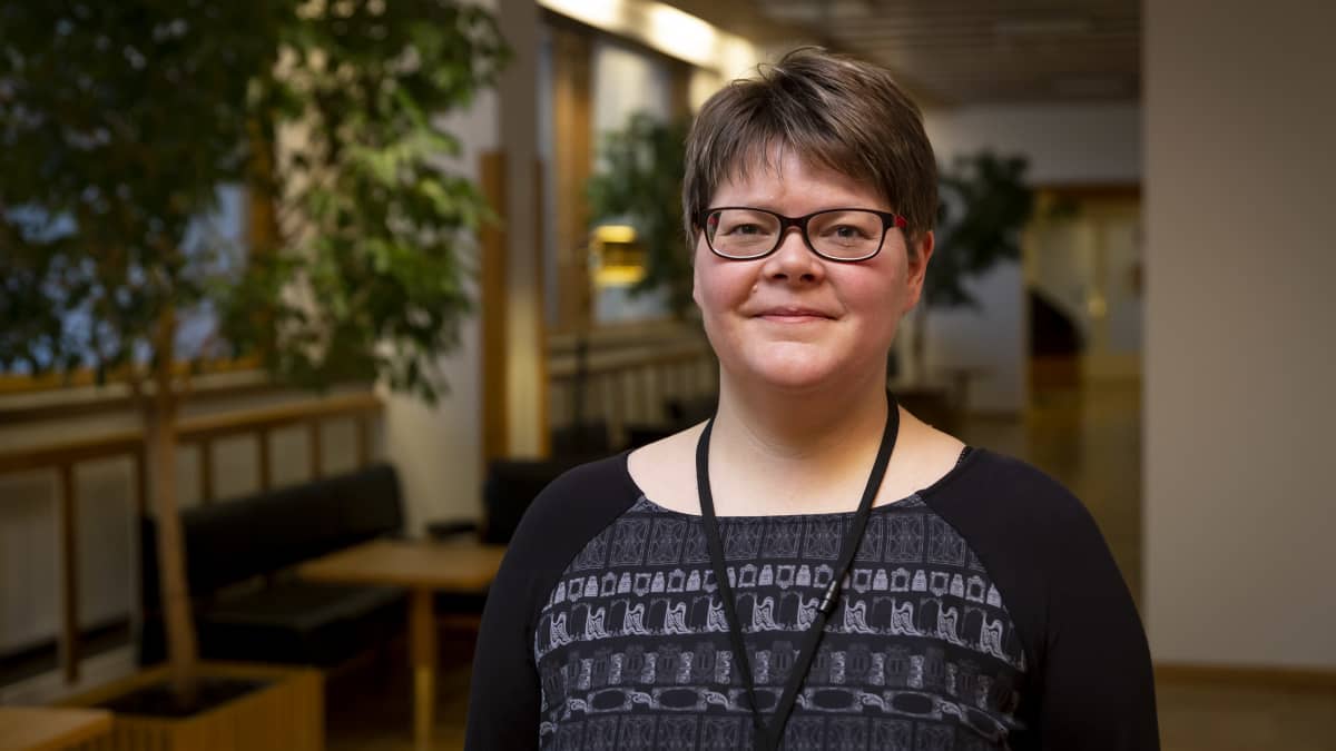 Puolikuva Kelan asiakkuusvastaava Mari Holmroosista Kelan pääkonttorilla