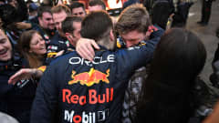 Max Verstappen saa onnitteluja Red Bull -tallin henkilökunnalta.