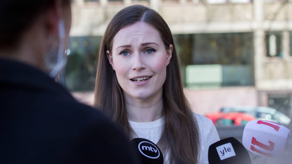 Pääministeri Sanna Marin säätytalon rappusilla ennen hallituksen kokousta 19.5.2020.