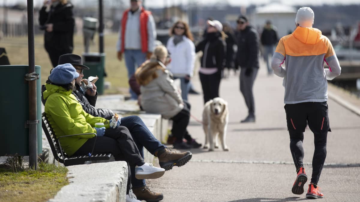 ulkoilijoita kaivarin rannassa
