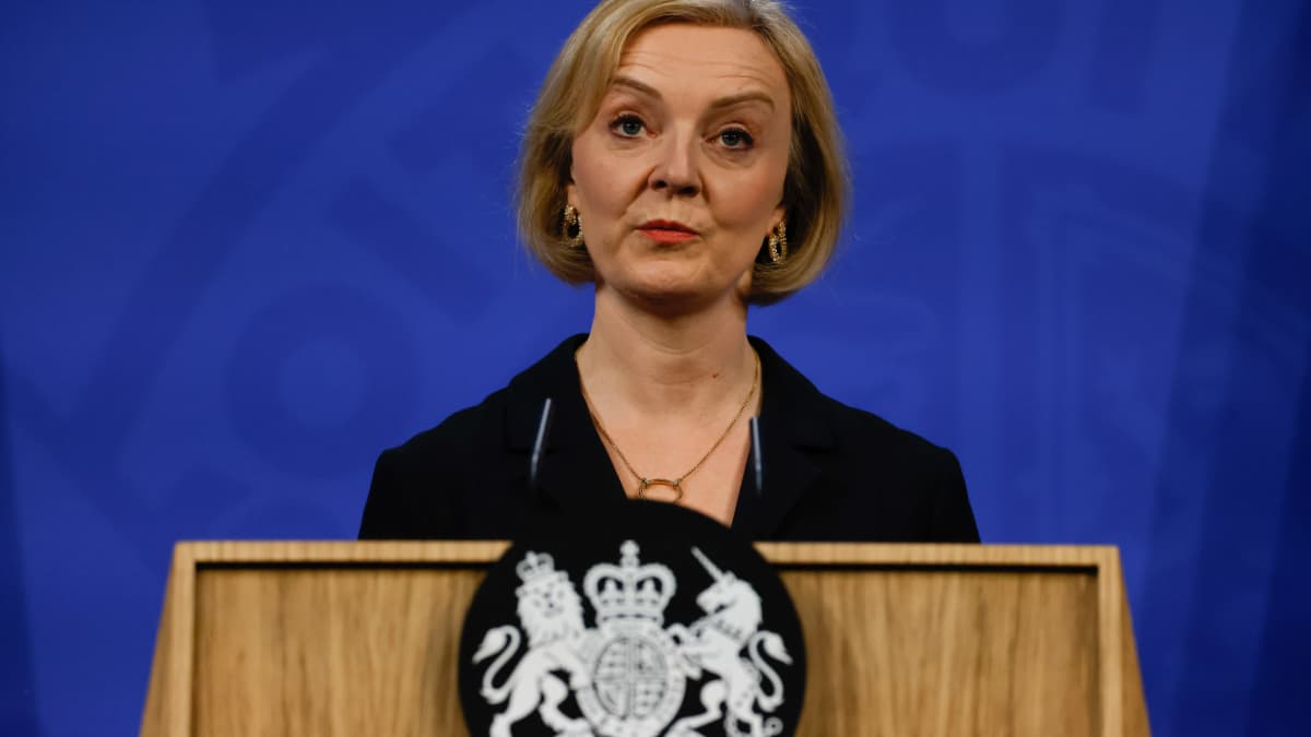 Britannian pääministeri Liz Truss puhujanpöntön takana.