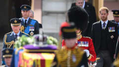 Kuningas Charles, prinssi William ja prinssi Harry kävelevät kuningatar Elisabetin arkkusaattueen mukana.