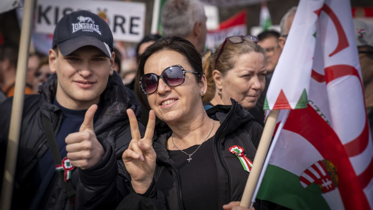 Ihmisiä marssimassa Budapestissa 15.3.2022