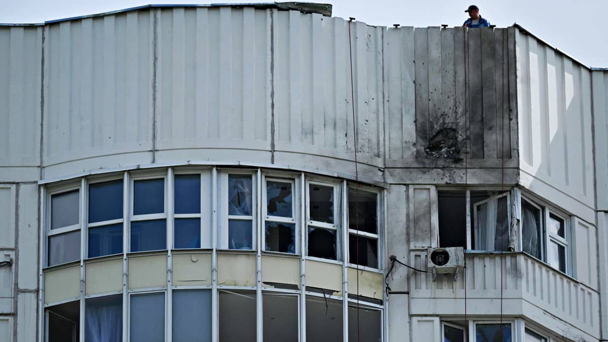 Lennokki-iskujen tuhoja moskovalaisessa kerrostalossa 30. toukokuuta 2023.