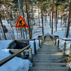 Jyväskylän Harjun puiset kuntoiluportaat portaiden yläpäästä kuvattuna.