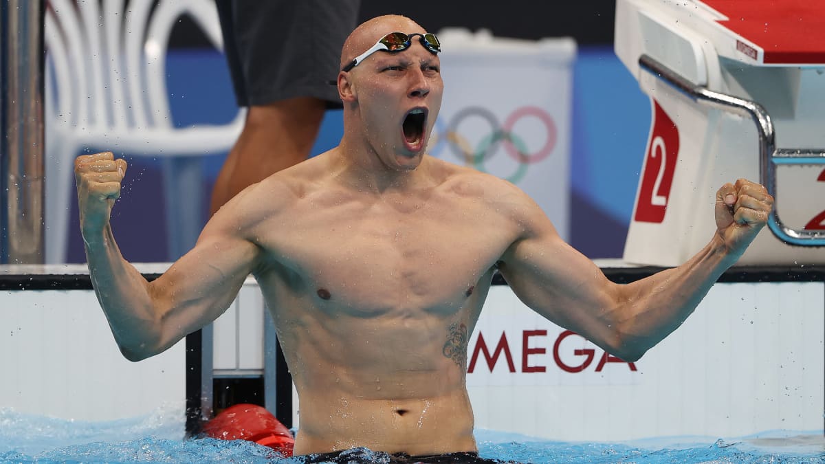 Matti Mattsson tuulettaa pronssia Tokion olympia-altaassa.