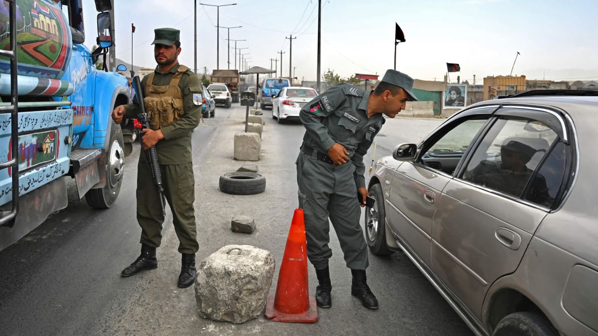 Afganistanilaiset poliisit tarkastuspisteellä Kabulissa.