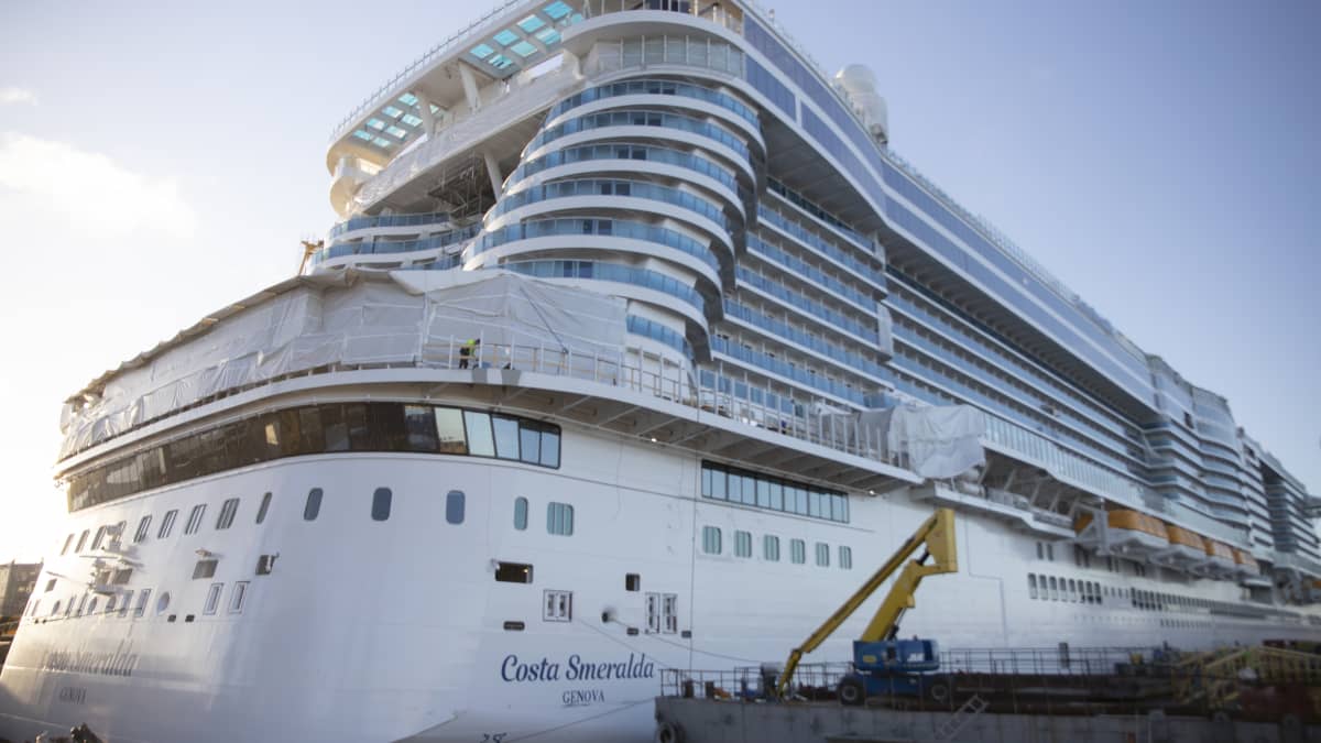 Rakenteilla oleva Costa Smeralda Turun telalakalla.