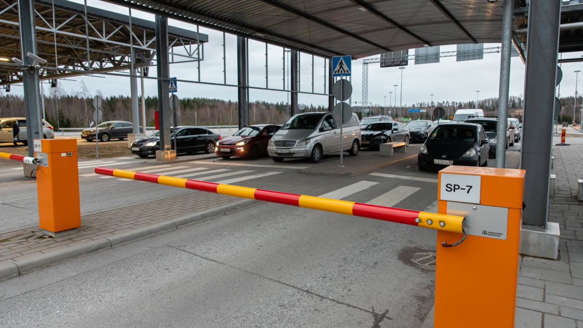 Venäläisiä autoja odottamassa Nuijamaan raja-asemalla Suomeen pääsyä. Nämä ovat viimeisiä autoja Suomeen tulossa ennen kuin raja suljettiin Koronaviruksen takia.