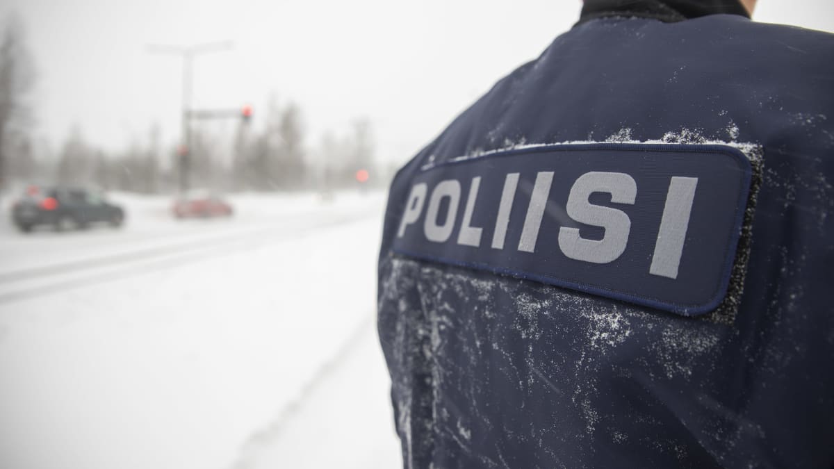Poliisi seisoo.