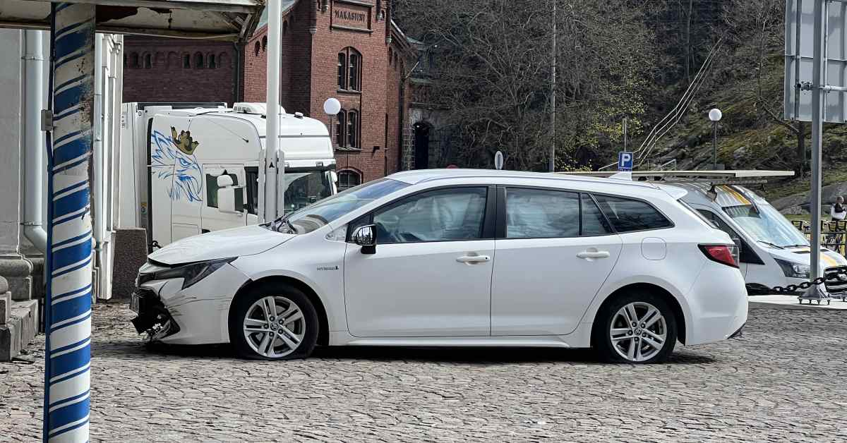 Taxi crashes into Presidential Palace guardhouse | Yle News | Yle
