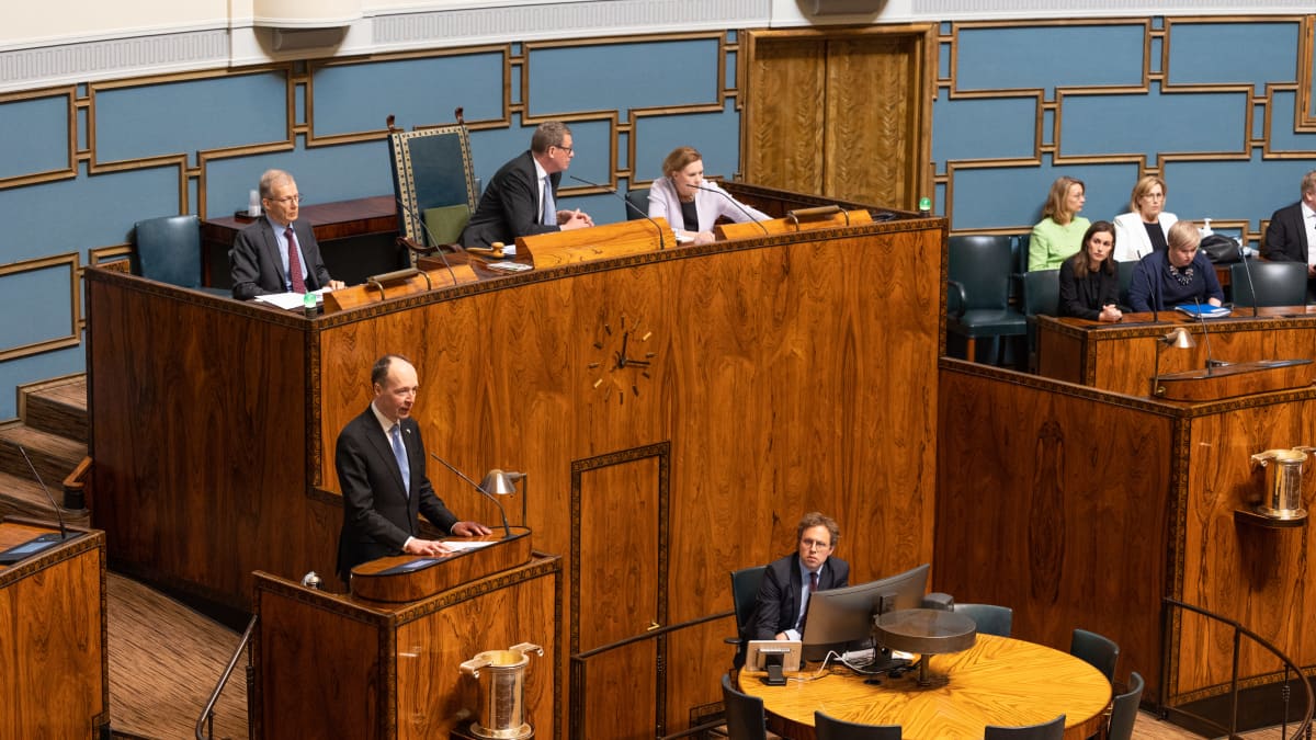 Jussi Halla-aho esittää UAV:n nato-päätöksensä eduskunnalle.