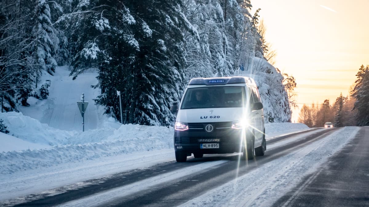 Poliisiauto talvisella maantiellä.