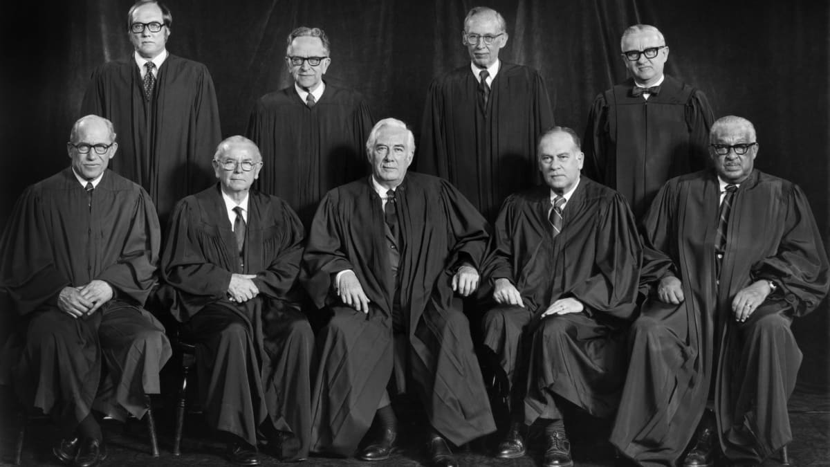 Mustavalkokuvassa Yhdysvaltain korkeimman oikeuden jäsenet kaavuissaan ryhmäkuvassa vuonna 1976.