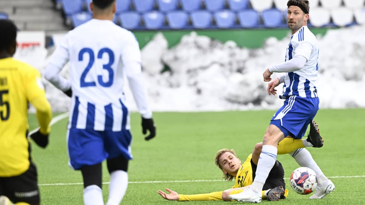  KuPS:n Jasse Tuominen kaatuneen nurmella vierellään HJK:n Joona Toivio ja Pyry Soiri (selin) jalkapallon miesten Liigacupin välieräottelussa HJK - KuPS.