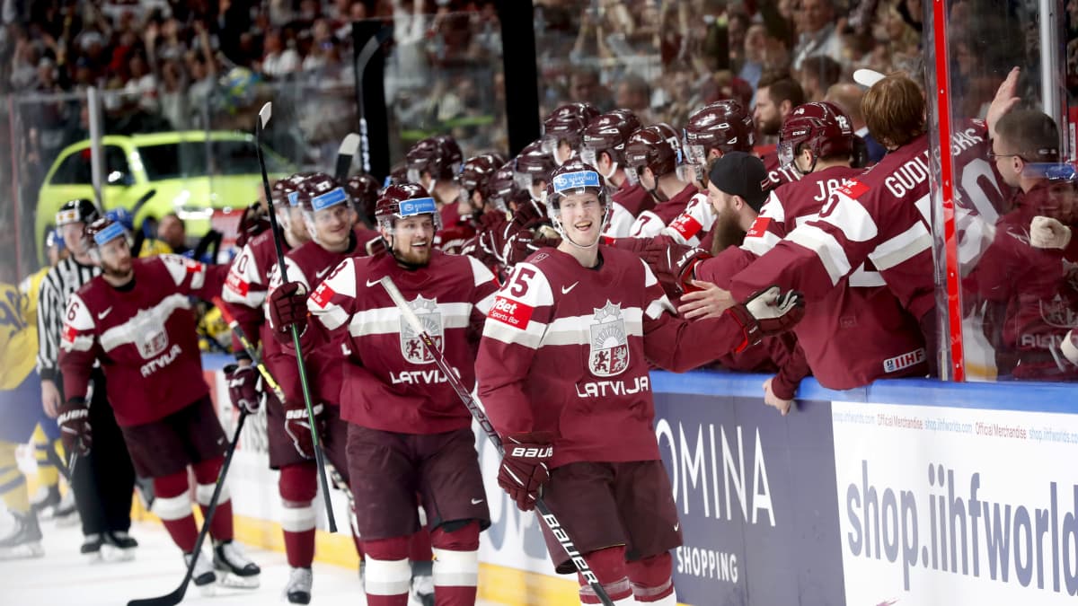 Latvian joukkue tuulettaa maalia jääkiekon MM-kisoissa 2023.