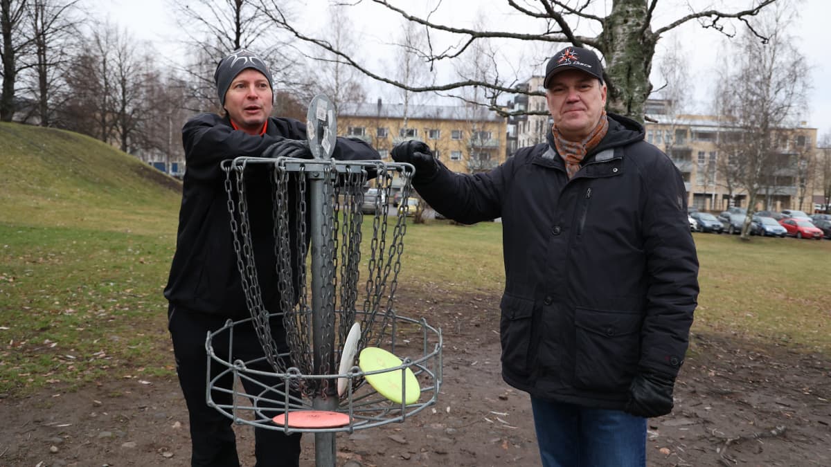 Frisbeegolfkiekkoyrittäjät Ville Nivalainen ja Vesa Tenhunen seisovat maalikorin vieressä.