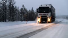 Rekka ajaa Kilpisjärventietä eli Valtatietä 21 Lapissa talvisissa olosuhteissa.