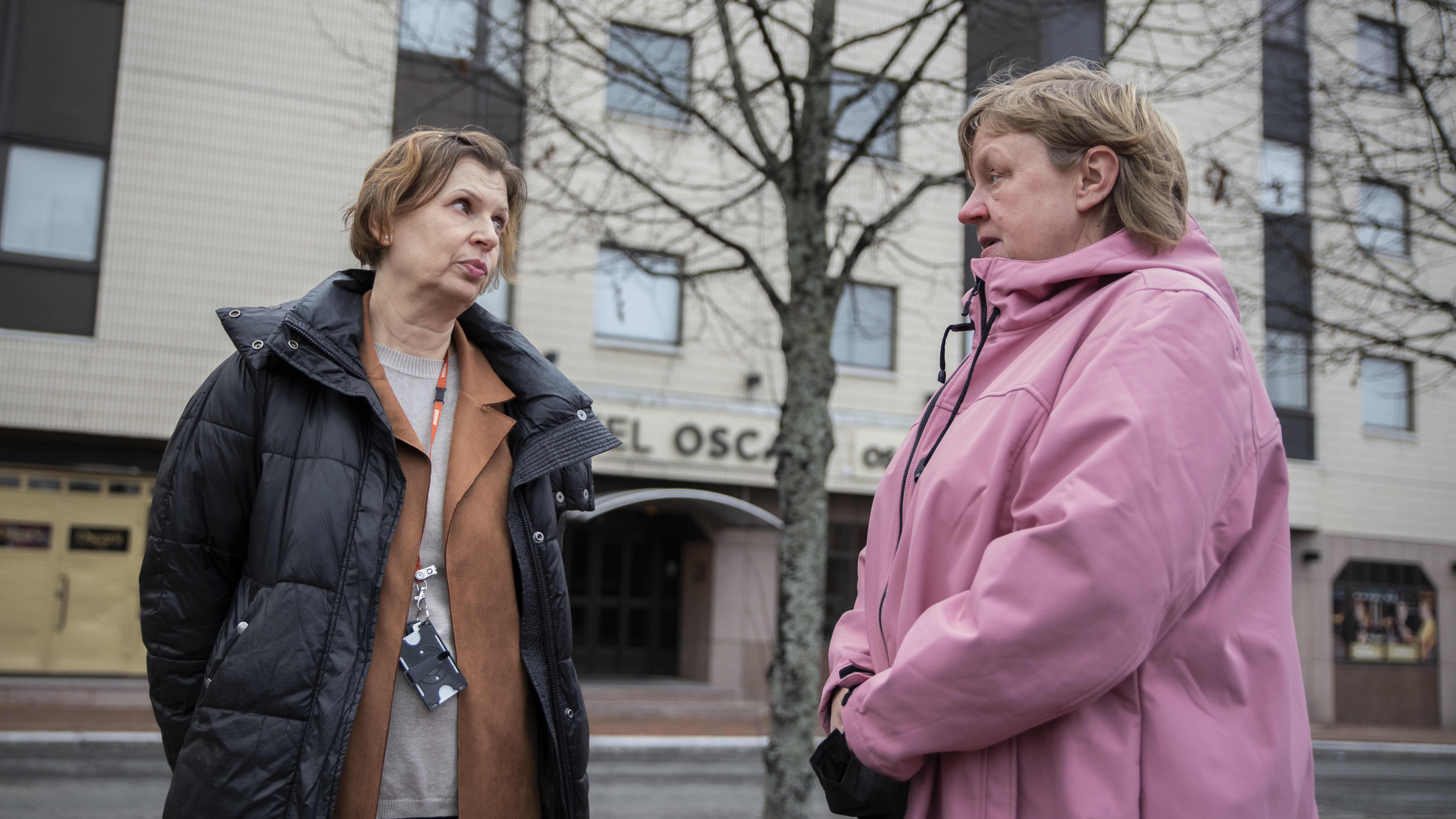 Soile Merilä ja Marja Kelkka seisovat kadulla.