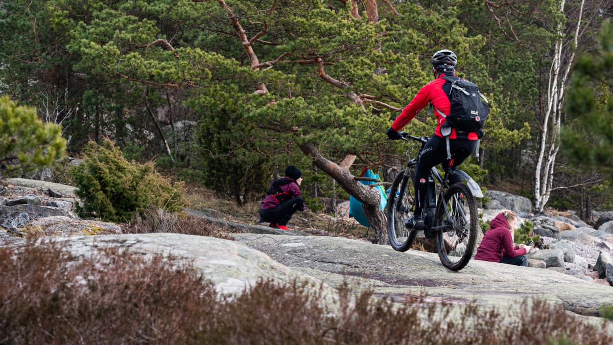 Sähköavusteiset pyörät syrjäyttivät takavuosina suositun moottorikelkkailun  – maastopyöräilystä povataan Suomelle kilpailuvalttia