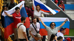 Venäläiset fanit heiluttavat Venäjän lippuja.