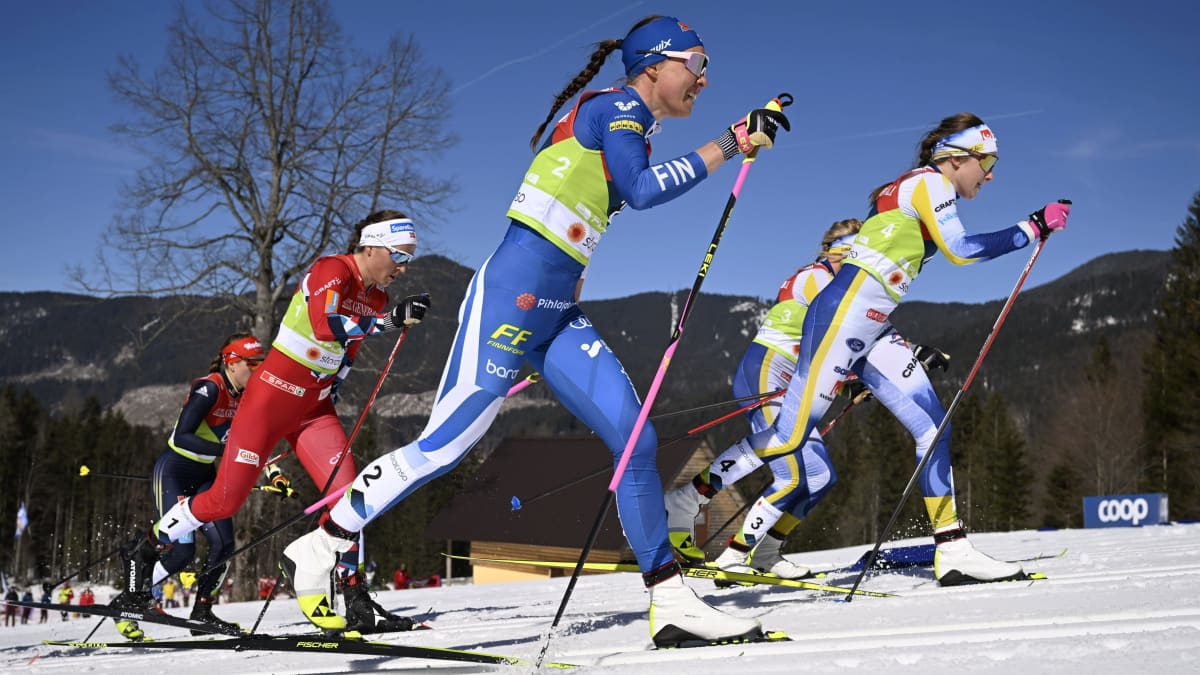 Tiril Udnes Weng, Kerttu Niskanen och Ebba Andersson åker skidor.
