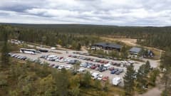 Urho Kekkosen kansallispuiston parkkialue on elokuun lopullakin täynnä autoja